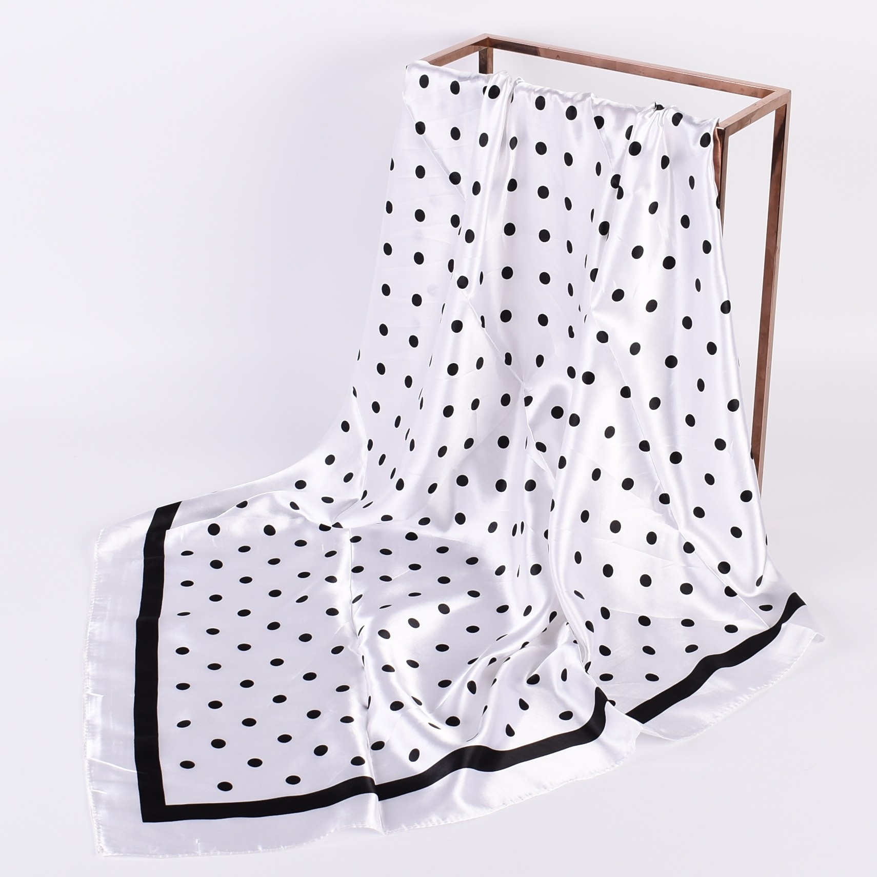 Silk Scarf Square - Grand foulard carré à pois ondulés