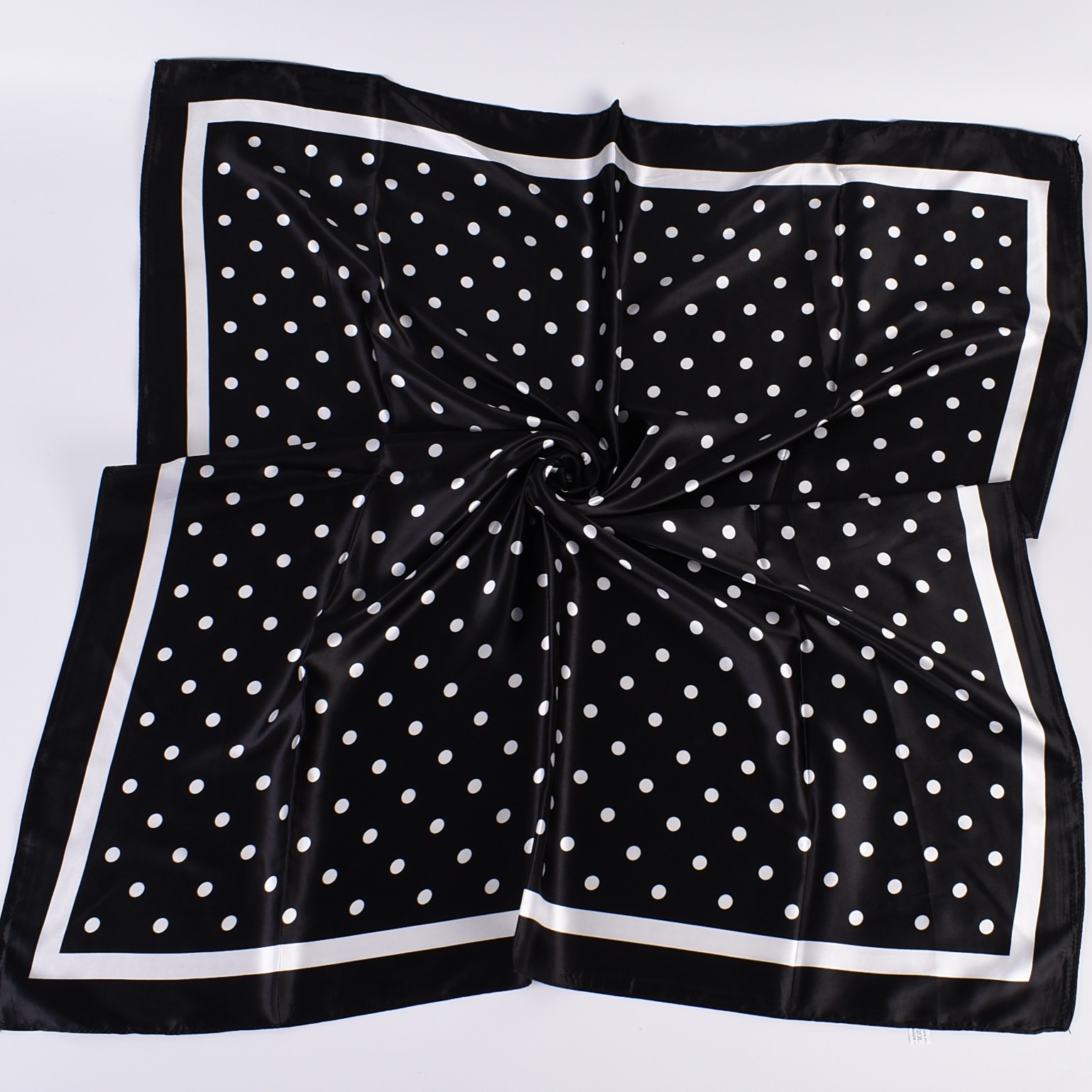 Grand foulard carré à pois ond - Silk Scarf Square avis et prix